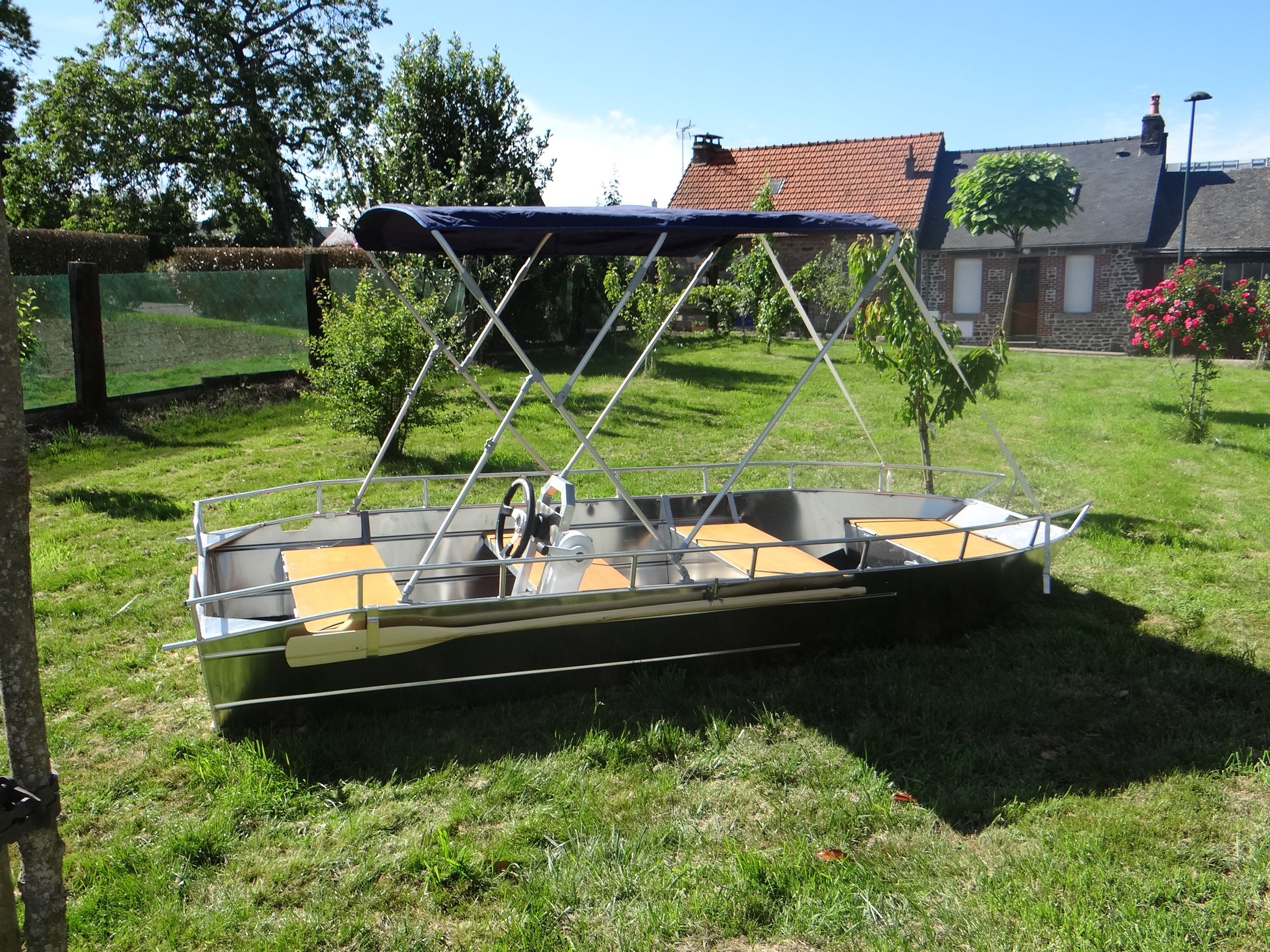 Barco de aluminio equipado con un volante (10)
